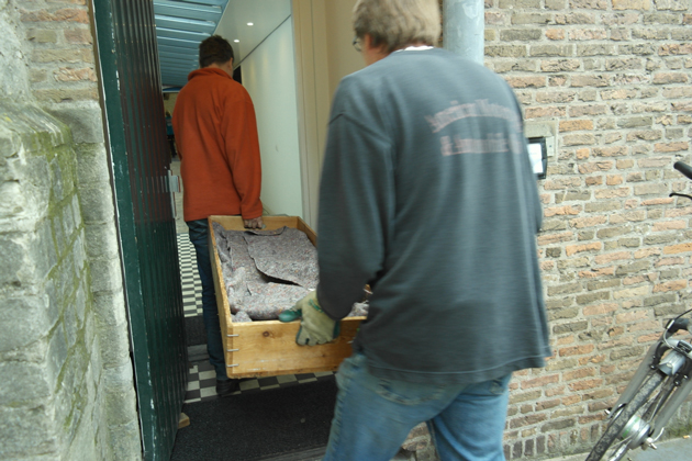 Nico Ouwehand en Jeroen Rijpkema dragen de orgelpijpen de kerk in
