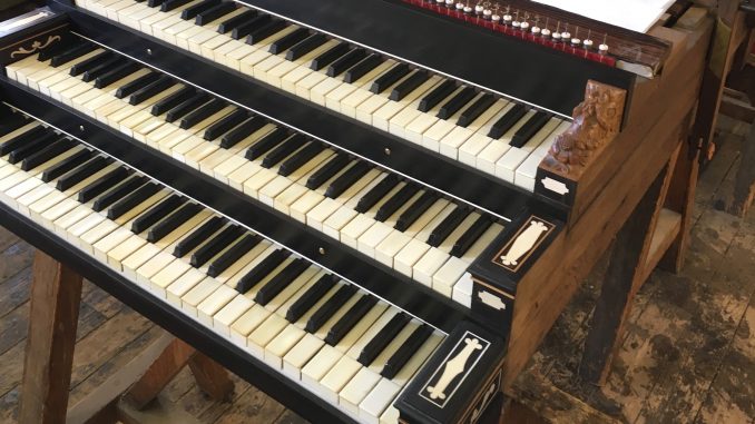 De klavieren van het Hinsz-orgel in restauratie.