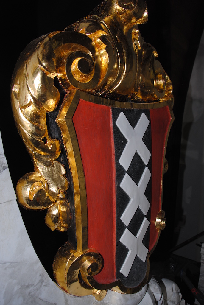 00-Het ornament met het wapen van Amsterdam is in ere hersteld