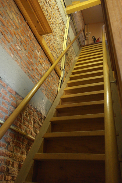 De steile trap naar de 2e verdieping (Hoofdwerk)