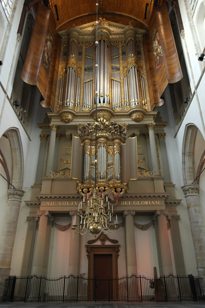 Het orgel staat er weer in volle glorie bij! De engelen en zuilen onder het orgel blozen al van opwinding. . .