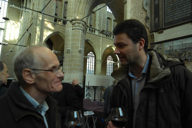 Ko Boogaard (oud-medewerker van Flentrop) en Erik Winkel in gesprek