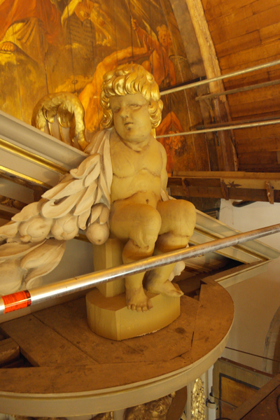 De putti met wapen van Alkmaar bovenop het timpaan