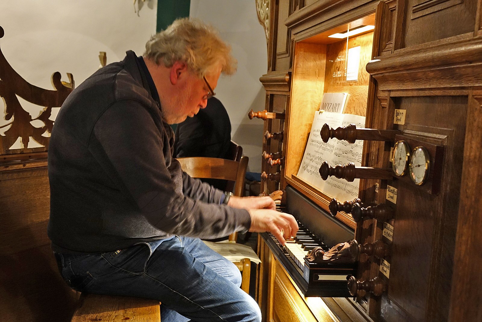 Adviseur Theo Jellema tijdens de heringebruikname van het Hinsz-orgel