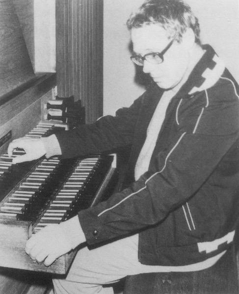 Nico van den Hooven omstreeks 1980 achter het Van Vulpen-orgel van de kapel van het Utrechts Conservatorium