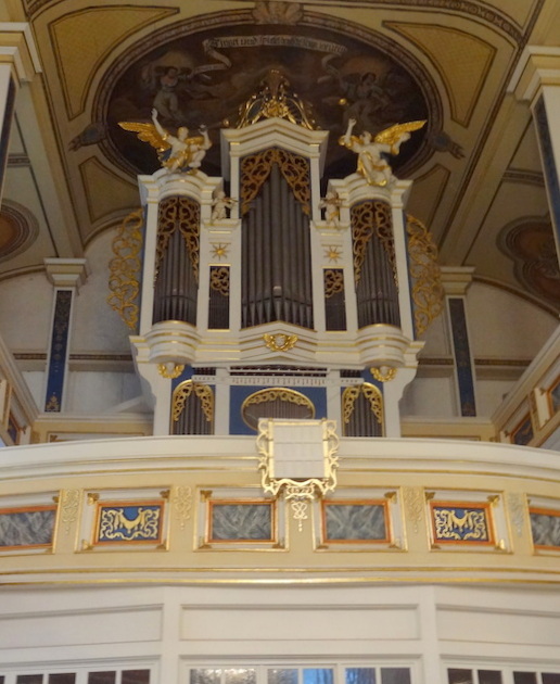 Kerkinterieur en het orgel van de kleine dorpskerk van Gräfenhain zijn als eenheid ontstaan