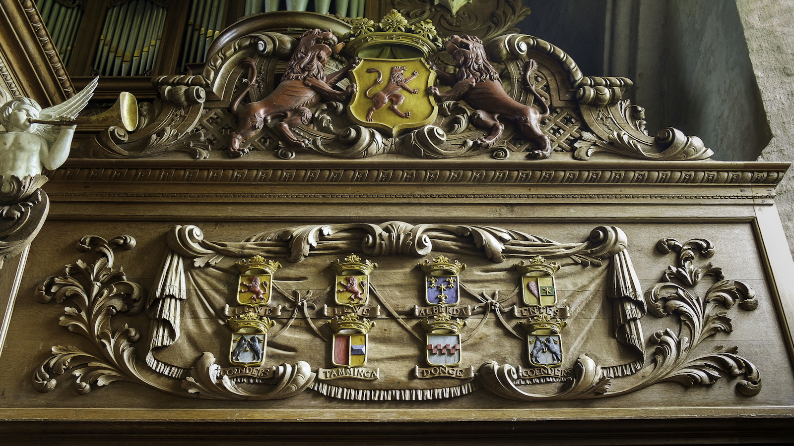 Leens_-_Petruskerk_-_orgel_-_wapenschilden_rechts