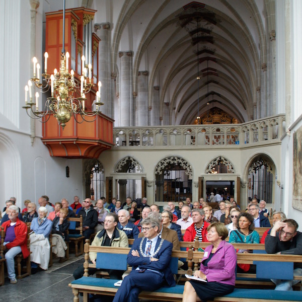 publiek in het koor van de Joriskerk te Amersfoort tijdens de opening van Nationale Orgeldag 2015