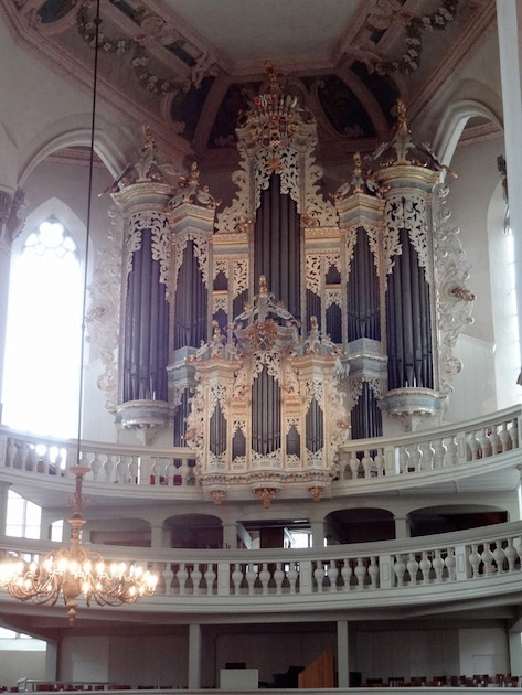 Het beroemde Hildebrandt-orgel in de Stadtkirche St. Wenzel