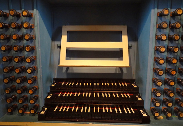 De klaviatuur van het door de firma Eule gereconstrueerde orgel