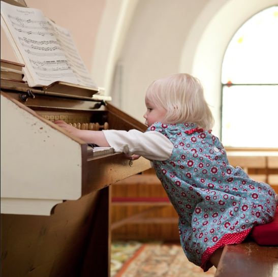 orgelspelend kind jongeren spelen geen orgel