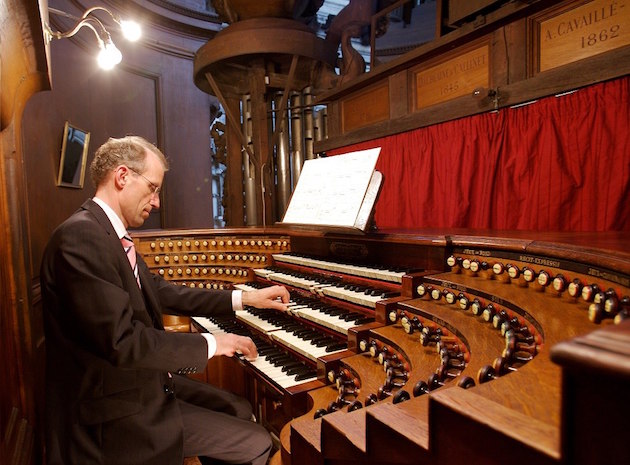peter eilander aan de speeltafel van het Cavaillé-Coll-orgel in de St. Sulpice te Parijs