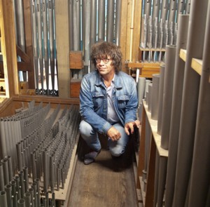 Simon Stelling in “zijn’ Steinmeyer-orgel | © foto Rens Swart