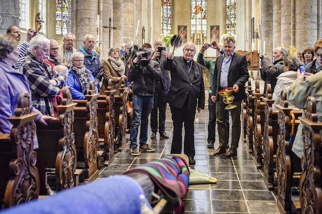 Plaatsen grootste orgelpijp in het gerestaureerde orgel