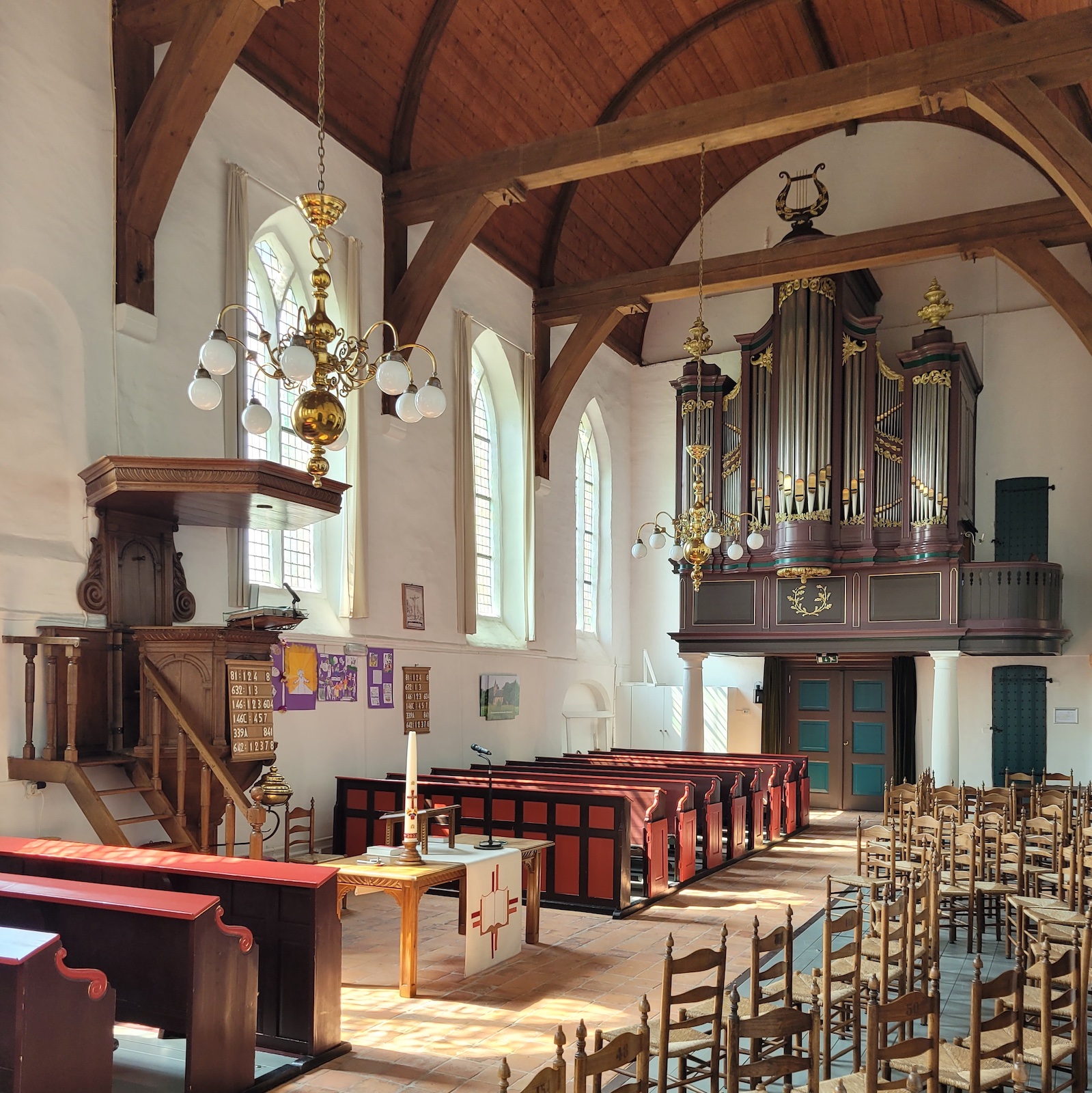 Ruinerwold-Bartholomeuskerk-interieur-met-Van-Oeckelen-orgel