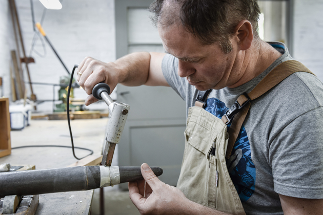 orgelpijpen maken medewerker verschueren orgelbouw soldeert een orgelpijp