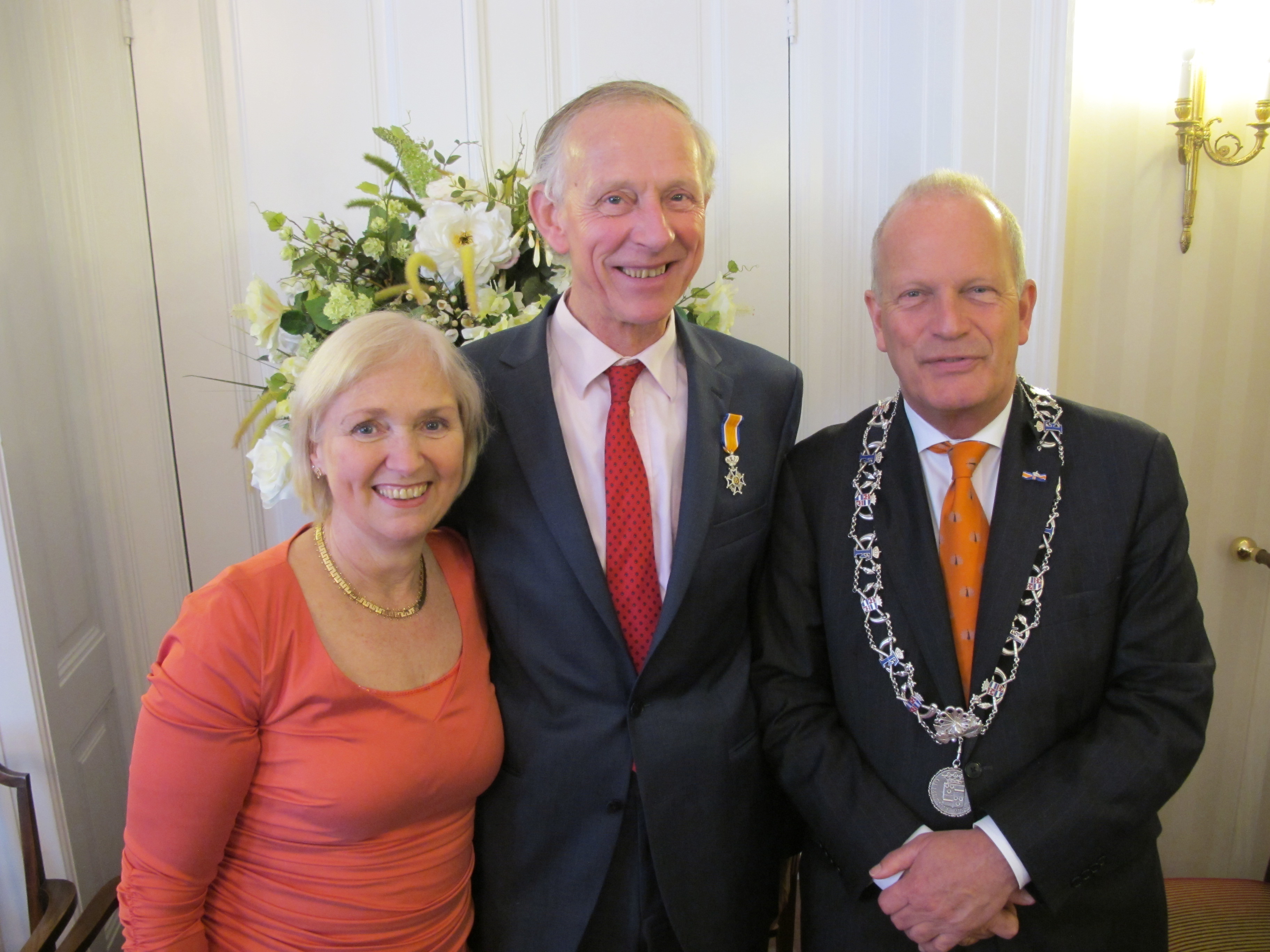 Hero de Boer ontving de versierselen op het gemeentehuis van Wassenaar uit handen van burgemeester Jan Hoekstra.